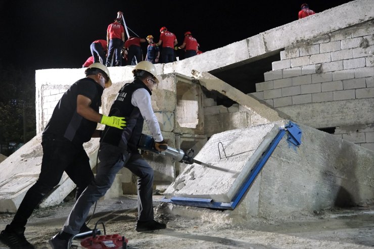 Marmara depreminde hayatını kaybedenler Van'da anıldı