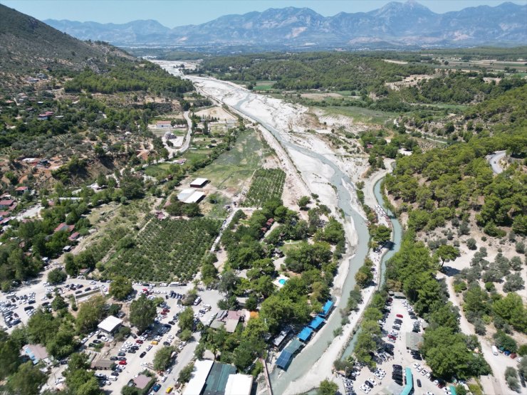 Muğla'daki Saklıkent Kanyonu, sıcaklarda serinlemek isteyenleri ağırlıyor