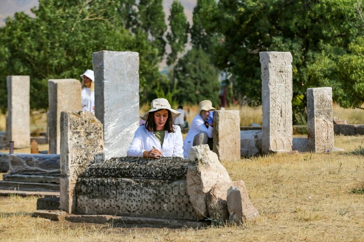 Van'daki Selçuklu Mezarlığı'nda 6 sanduka ve bir şahide gün yüzüne çıkarıldı