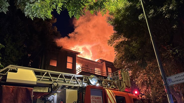 Büyükada'da metruk binada yangın çıktı