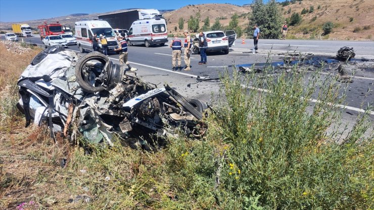 Erzincan'da iki aracın çarpışması sonucu 3 kişi öldü, 4 kişi yaralandı