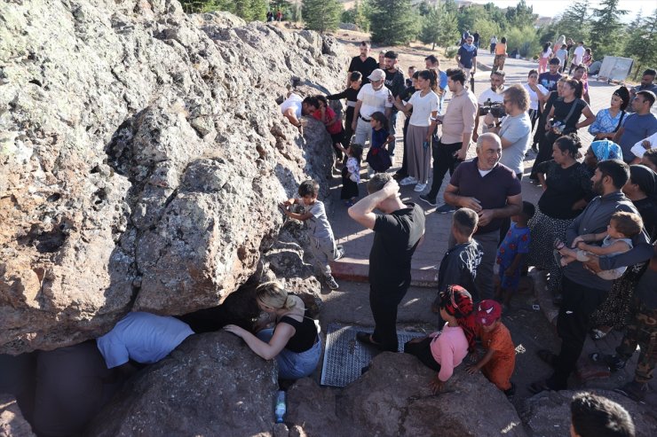 Hacıbektaş'ta "delikli taş"tan geçmek isteyenler sıraya giriyor