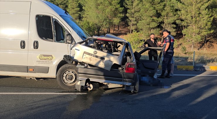 Karabük'te panelvanla otomobilin çarpıştığı kazada 1 kişi öldü, 1 kişi yaralandı