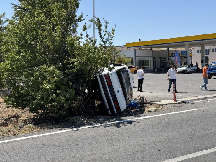 Nevşehir'de devrilen otomobildeki 5 kişi yaralandı