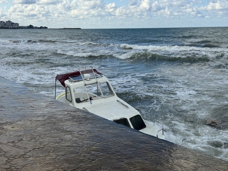 Samsun'da motoru arızalanan ve su alan teknedeki 4 kişi kurtarıldı