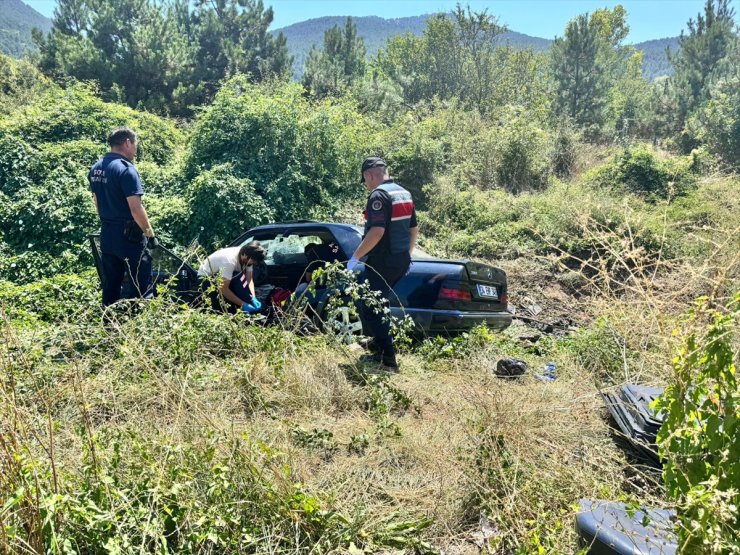 Bolu'da şarampole devrilen otomobildeki 1 kişi öldü, 1 kişi yaralandı