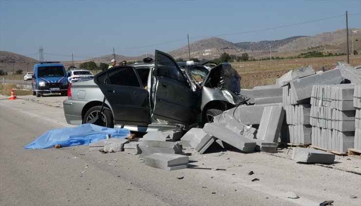 Burdur'da bordür taşına çarpan otomobildeki karı koca öldü, çocukları yaralandı