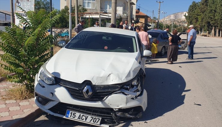 Burdur'da iki otomobilin çarpıştığı kazada 4 kişi yaralandı