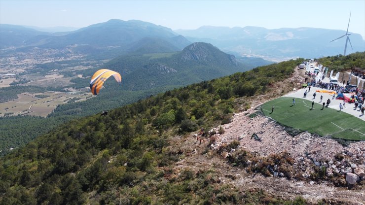 "Take Off Bilecik" yamaç paraşütü etkinliği tandem uçuşlarla devam etti