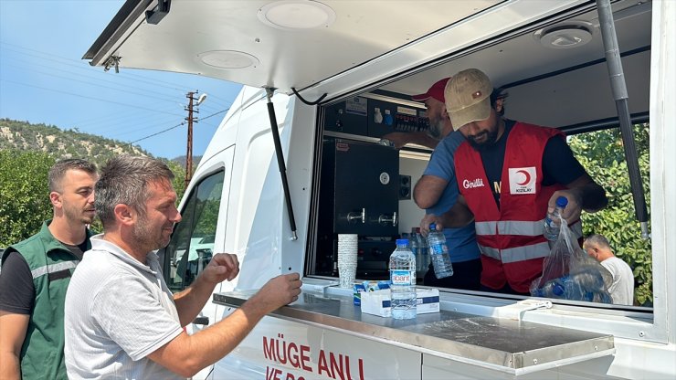 Üniversite öğrencileri Bolu'da orman yangını bölgesindeki Türk Kızılay ekiplerine destek oluyor