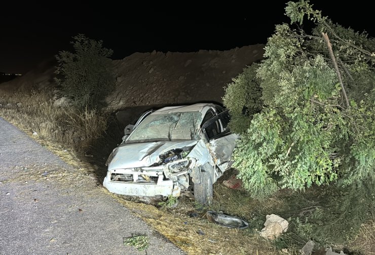 Adıyaman'da devrilen otomobildeki 4 kişi yaralandı