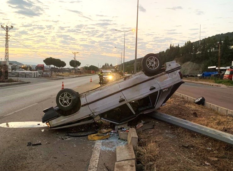 Amasya'da aydınlatma direğine çarpan otomobildeki 4 kişi yaralandı