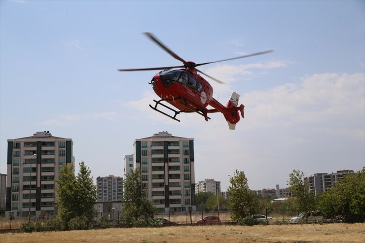 Diyarbakır'da ambulans helikopter kazada yaralanan 79 yaşındaki kadın için havalandı