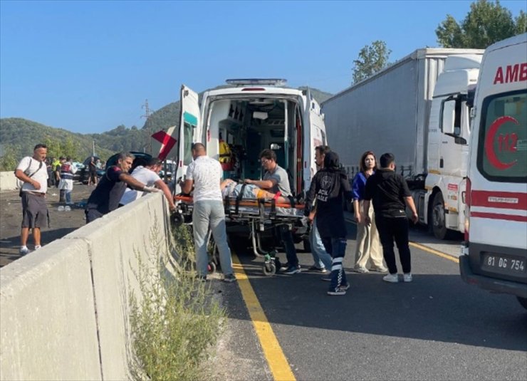 Düzce'de zincirleme trafik kazasında 1 kişi öldü, 7 kişi yaralandı