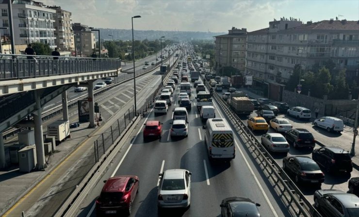 İstanbul'da metrobüs hattındaki "Beyaz Yol" çalışması trafik yoğunluğu oluşturdu