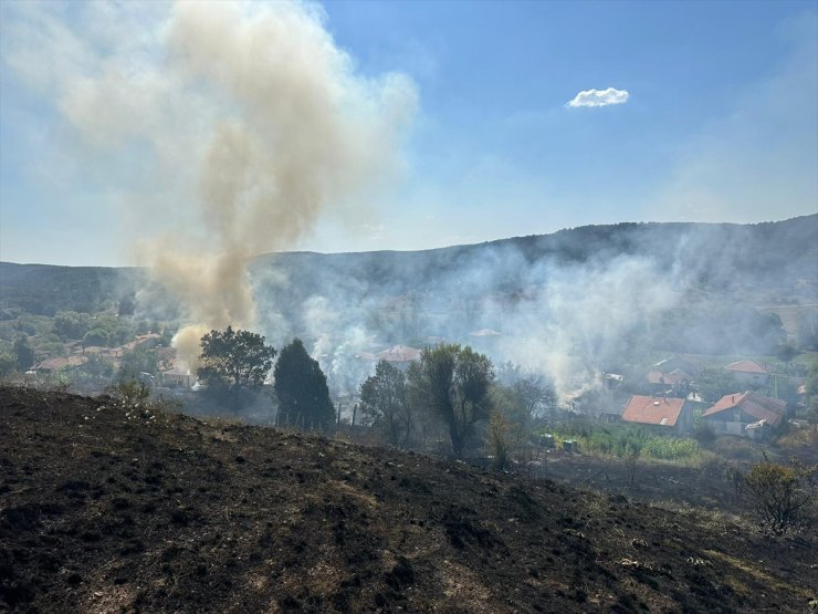 Kütahya'da bahçede başlayıp ev, samanlık ve ağıla sıçrayan yangın söndürüldü