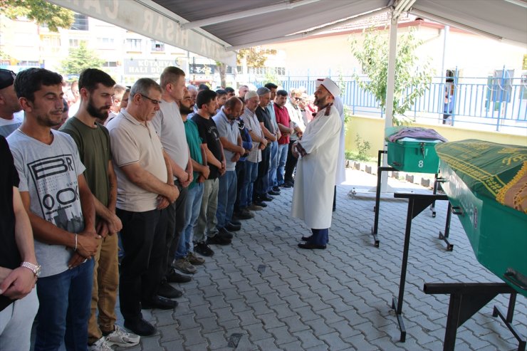 Kütahya'da otomobilin çarpması sonucu ölen iki kız kardeşin cenazeleri defnedildi