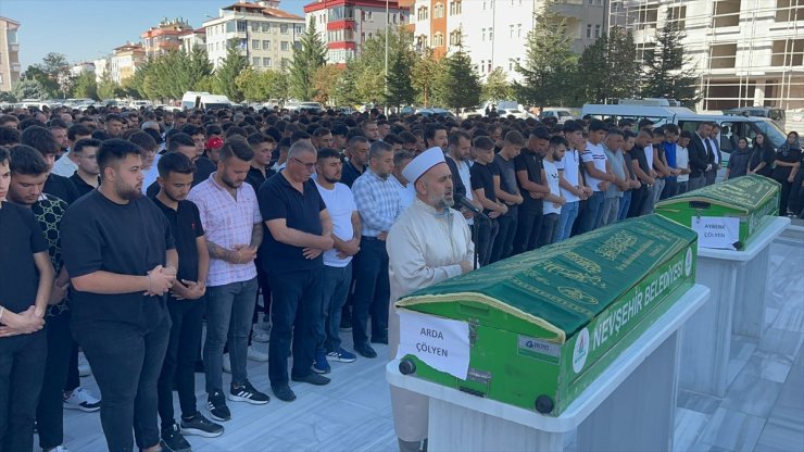 Nevşehir'deki trafik kazasında ölen iki kardeş son yolculuklarına uğurlandı