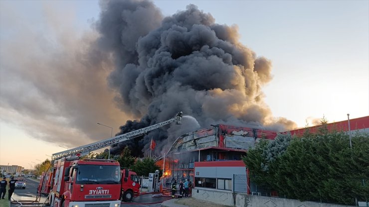 Tekirdağ'da fabrikada çıkan yangına müdahale ediliyor