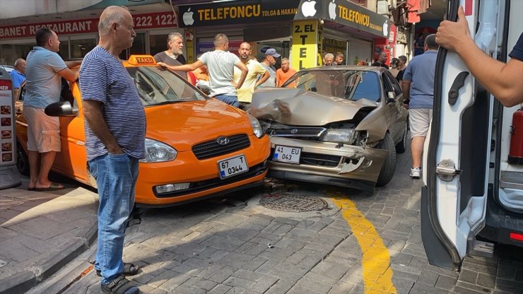 Zonguldak'ta sürücüsü fenalaşan otomobil, yayaya ve iki araca çarptı