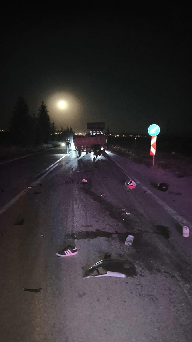 Afyonkarahisar'da motosikletin traktöre çarpması sonucu 2 kişi öldü