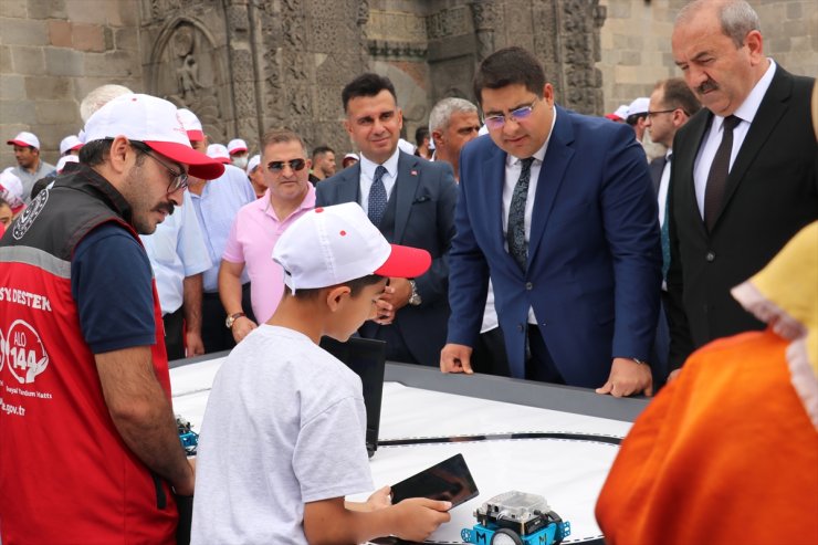 Erzurum'da devlet korumasındaki çocuklar sanat ve bilim sergisi açtı