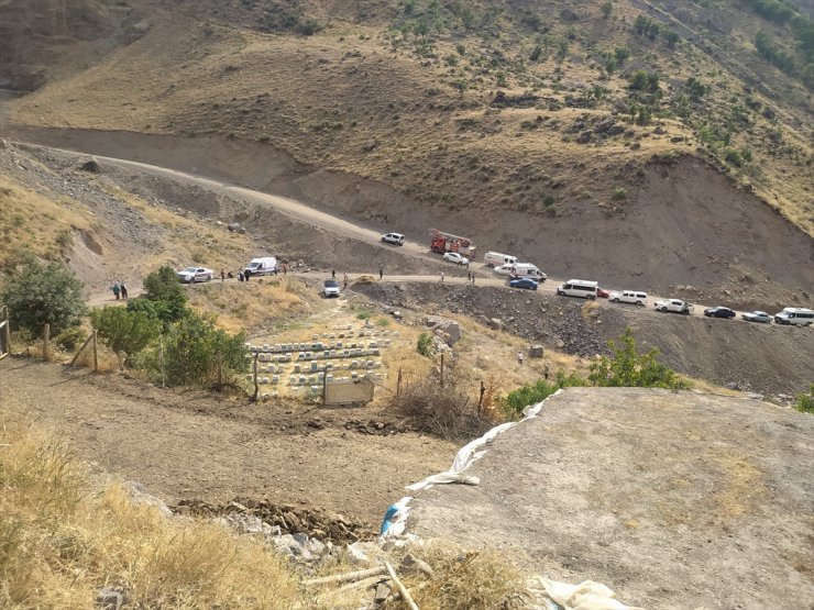 Hakkari'de şarampole devrilen kamyonetteki 7 güvenlik korucusu yaralandı