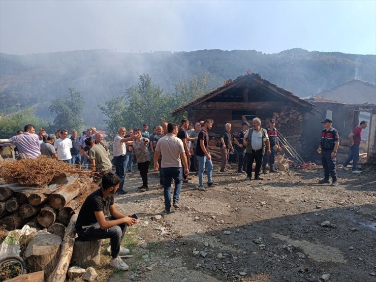 GÜNCELLEME - Kastamonu'da çıkan yangında 1 kişi öldü, 3 ev zarar gördü