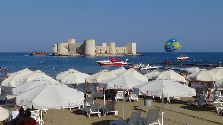 Mersin Kızkalesi'nde gurbetçiler turizmi hareketlendirdi