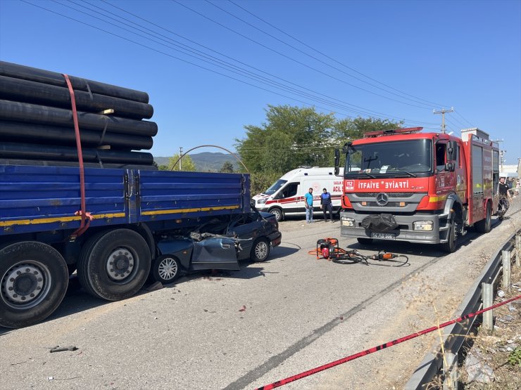 Sakarya'da park halindeki tıra çarpan otomobilin sürücüsü öldü