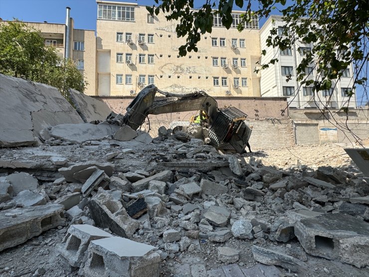 Şanlıurfa'da yıkım sırasında çöken bina iş makinesine zarar verdi