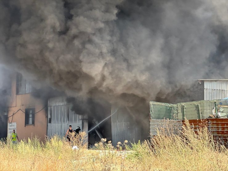 Tekirdağ'da geri dönüşüm tesisinde çıkan yangına müdahale ediliyor