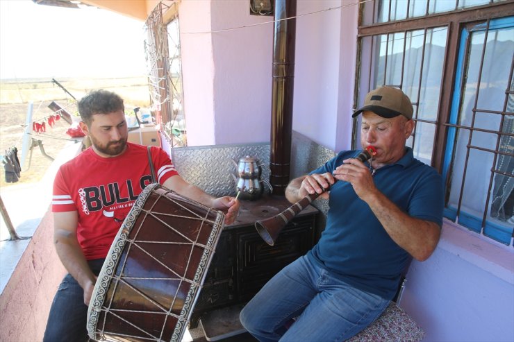 Tokat'ta baba ve oğlu 15 yıldır düğünlerde birlikte sahne alıyor