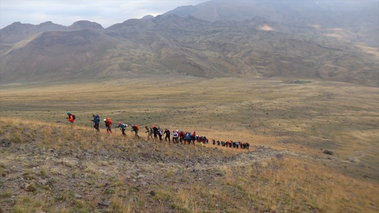 Turizme açılan Küçük Ağrı Dağı'nda "Üç Ülke Tek Zirve"de buluştu