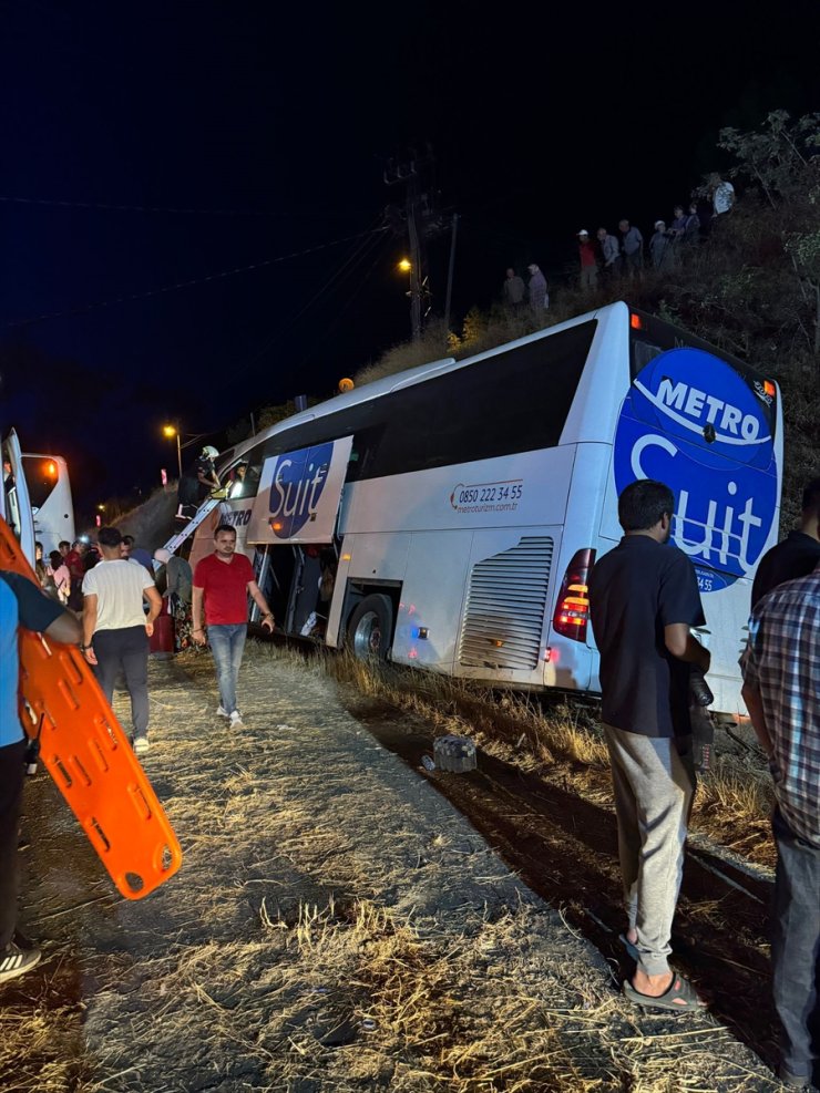 Aydın'da yoldan çıkan otobüsteki 1 kişi öldü, 10 kişi yaralandı