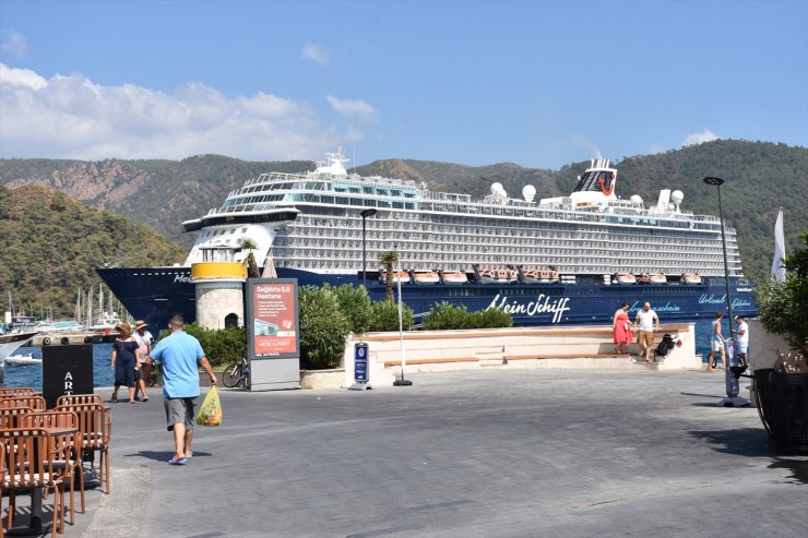 Dev kruvaziyer "Mein Schiff 5" Marmaris Limanı'na yanaştı