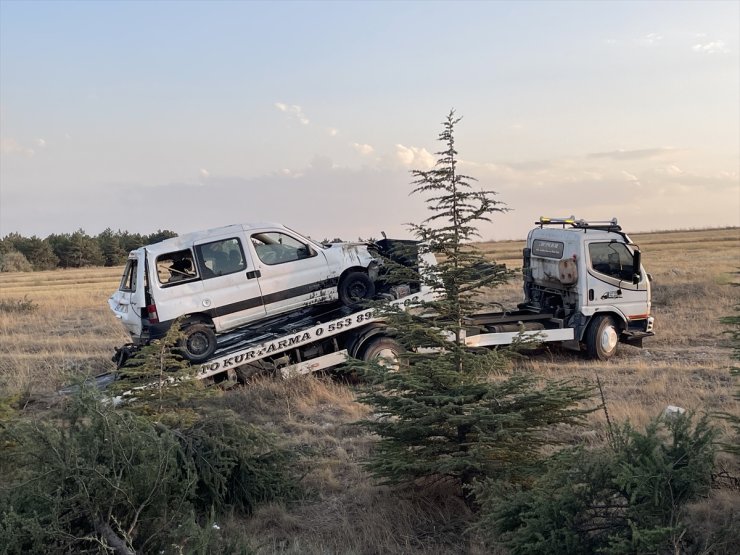 Eskişehir'de şarampole devrilen hafif ticari aracın sürücüsü öldü