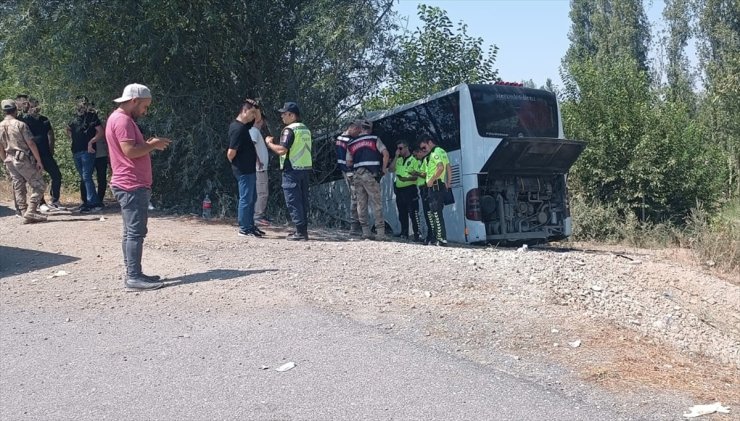 Iğdır'da yolcu otobüsü yoldan çıkıp ağaca çarptı