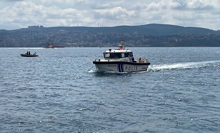 İstanbul Boğazı'nda teknenin batması sonucu kaybolan kişiyi arama çalışmaları sürüyor