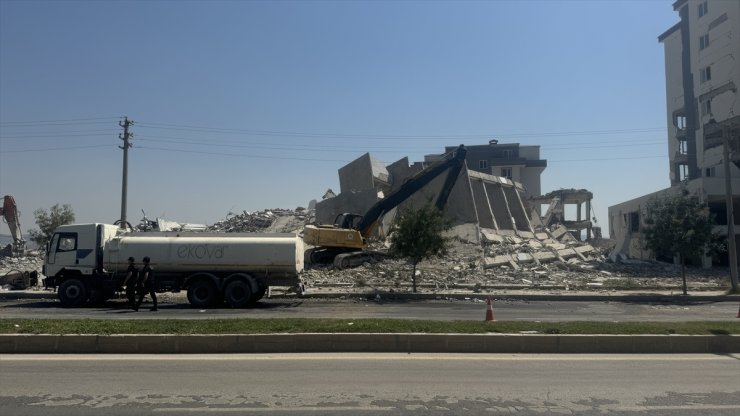 Kahramanmaraş'ta yıkım sırasında enkaz altında kalan operatör yaralı kurtarıldı