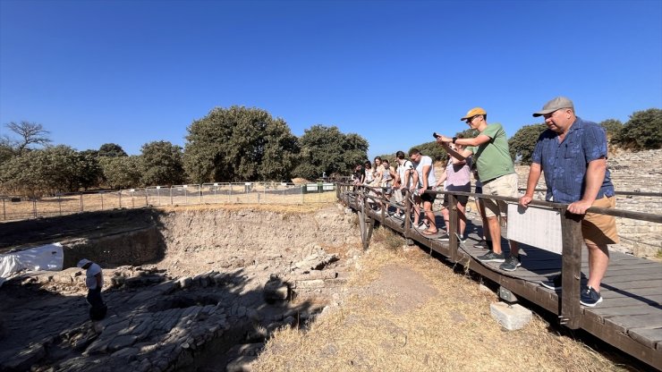 Troya'da arkeologlar saray ve agora ile sur duvarını gün ışığına çıkarıyor