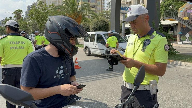 Adana'da trafikte kural ihlali yapan sürücüler dronla belirlendi