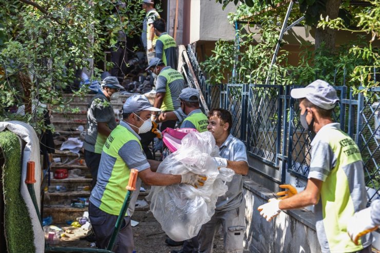 Antalya'da bir apartmanda biriktirilen 6 kamyon çöp temizlendi