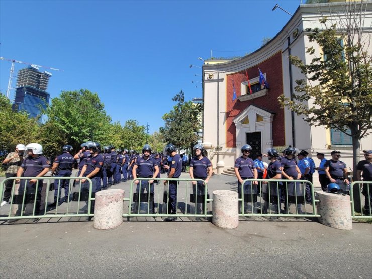 Arnavutluk'ta Belediye Başkanı Veliaj'a istifa çağrısı içeren protestolar sürüyor