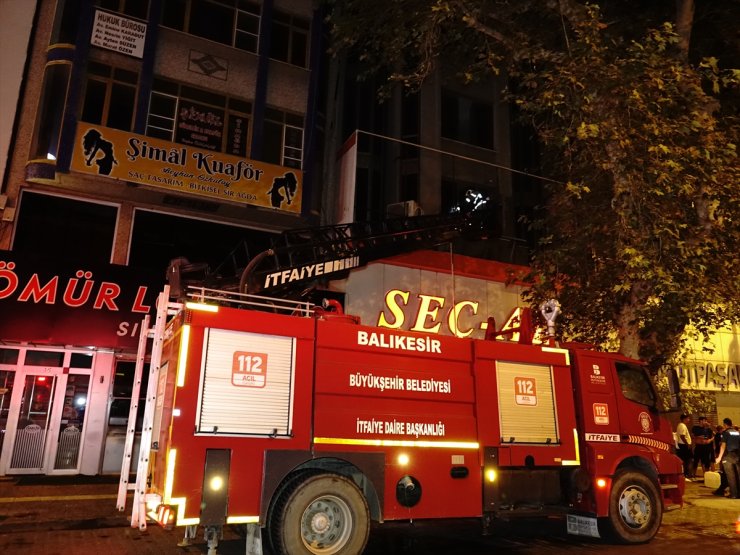 Balıkesir'de iş yerinin deposunda çıkan yangın söndürüldü