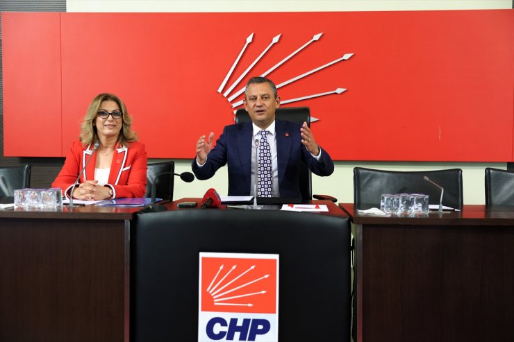 CHP Genel Başkanı Özel, kadın kolları yönetimiyle bir araya geldi