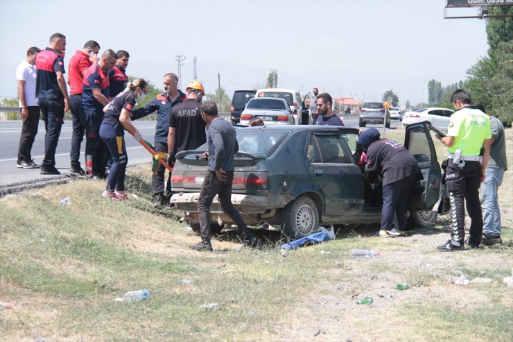 Erzincan'da otomobil yoldan çıktı, 2'si çocuk 4 kişi yaralandı