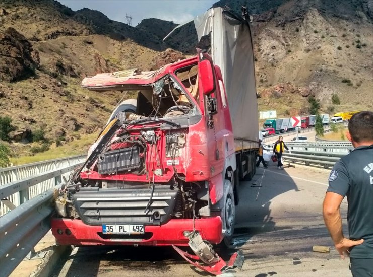 Erzurum'da bariyerlere çarpan tırın sürücüsü hayatını kaybetti