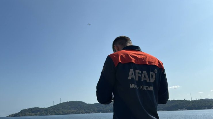 İstanbul Boğazı'nda teknenin batması sonucu kaybolan kişiyi arama çalışmaları sürüyor