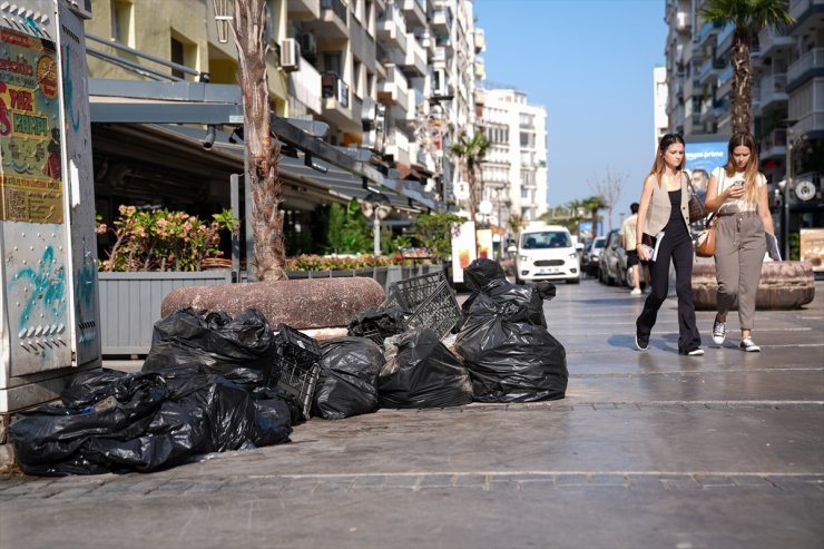 İzmir'de belediye çalışanlarının iş bırakması sonrası kent merkezinde çöp yığınları oluştu